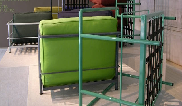 ミラノサローネ2010｜<b>Cassina</b> ル・コルビュジエのLC2が分解され、グリーンやブルーなど今までにない配色に