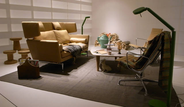 ミラノサローネ2010｜<b>Vitra</b> ヘッドレスト仕様のレザー張りの“Suita Sofa”を使い、ベージュ系の配色で