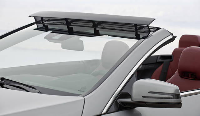 <b>Mercedes-Benz E 350 CABRIOLET｜メルセデス・ベンツ E 350 カブリオレ</b>　走行風の巻き込みを抑えるエアキャップ