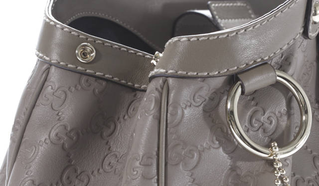 <b>GUCCI｜グッチ</b>　両脇のスナップボタンを外すことで、開口部が広くなりさらに使いやすく。