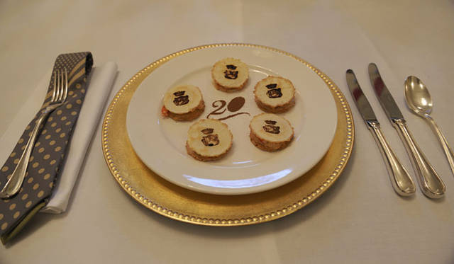 <strong>Paul Smith COLLECTION│ポール・スミス コレクション</strong><br />ポール・スミス コレクション 20周年パーティ｜メインテーブルに飾られたディッシュ