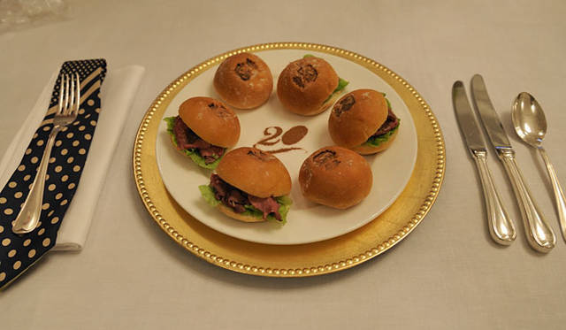 <strong>Paul Smith COLLECTION│ポール・スミス コレクション</strong><br />ポール・スミス コレクション 20周年パーティ｜メインテーブルに飾られたディッシュ