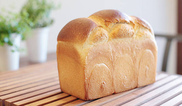 <b>Boulangerie Sudo｜ブーランジェリー スドウ</b>　ホップ、米こうじ、ジャガイモ、リンゴが入った自家製天然酵母「ホップ種」を使って焼きあげた看板商品の「世田谷山食パン」。通常のパンよりも水分が多く、なめらかな口どけが自慢の一品。焼き上がり予定時間 9:00   2斤（1本）580円