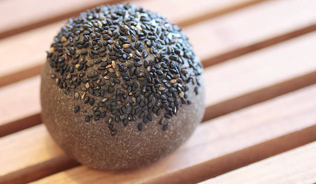 <b>Boulangerie Sudo｜ブーランジェリー スドウ</b>　生地にもあんにも黒ゴマペーストがたっぷりの「薄皮黒ゴマあんぱん」。北海道産の小豆を使用した粒あんは、甘さ控えめで上品な味わい。焼き上がり予定時間 9:00　1個150円