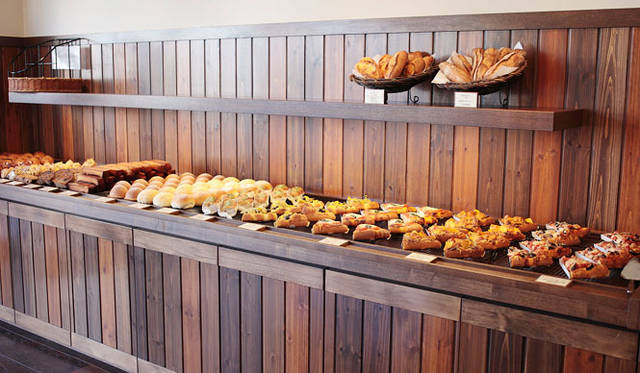 <b>Boulangerie Sudo｜ブーランジェリー スドウ</b>　自家製カレーを使ったカレーパンや、具がたくさん載ったフォカッチャ、ハニートーストなど、料理パンの種類も多い。