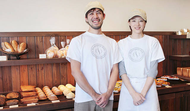 <b>Boulangerie Sudo｜ブーランジェリー スドウ</b>　「見た目もきれいで、匂いもよくて、食べてもおいしい。そういうパン屋さんにしたいんです」と、にこやかな須藤シェフ夫妻。