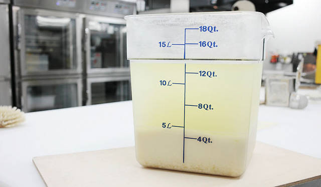 <b>Boulangerie Sudo｜ブーランジェリー スドウ</b>　ペレット状の乾燥ホップを煮出してエキスを抽出し、米こうじやジャガイモ、リンゴをくわえ手間ひまかけてつくる「ホップ種」。『ブーランジェリー スドウ』のもっとも大切な酵母だ。