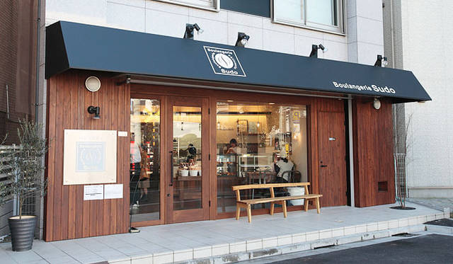 <b>Boulangerie Sudo｜ブーランジェリー スドウ</b>　大きなガラス窓からは店の中がよく見える。親しみやすく、入りやすい外観だ。