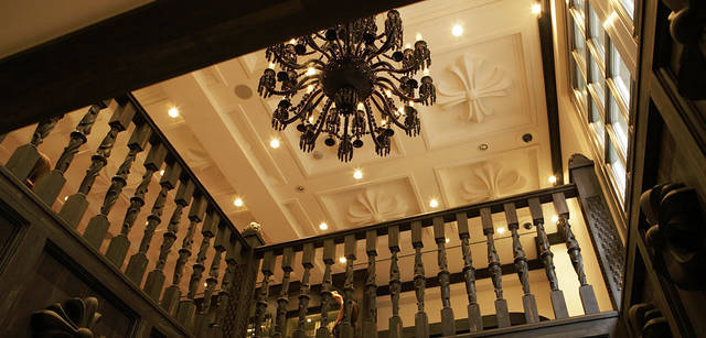 <b>CHROME HEARTS│クロムハーツ</b>　 CHROME HEARTS GINZA（クロムハーツ ギンザ） エントランスから2階を見上げる