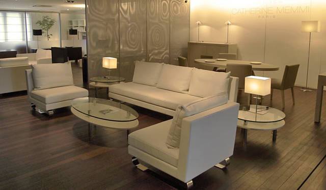 <b>CATHERINE MEMMI｜カトリーヌ・メミ</b>　「Spring and Summer 2010 CM style」<br>「Espace Appartement( エスパス アパルトマン)」　アパルトマンのコーナーでは、高級マンションのリビング、ダイニングをホワイトとグレーのそれぞれの色で提案。