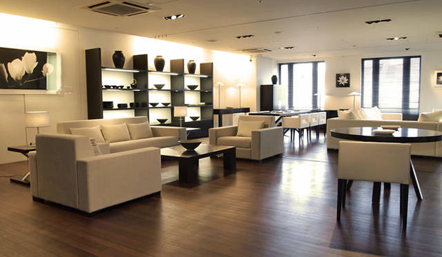 <b>CATHERINE MEMMI｜カトリーヌ・メミ</b>　「Spring and Summer 2010 CM style」<br>「Espace Grège( エスパス グレージュ)」　Studio、ワンルームを意識したスタイリングのあたらしいコレクションを提案。リビング、ダイニング、ワードローブに用いているグレージュ色は、テーマに沿ったホワイト、ベージュ、ペールグレーをミックスした色合いで、住宅をはじめとするオフィス、商業施設などのナチュラルでエコロジーをコンセプトとしたデザインに最適。