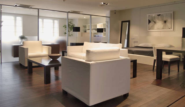 <b>CATHERINE MEMMI｜カトリーヌ・メミ</b>　「Spring and Summer 2010 CM style」<br>「Espace Suit d’hôtel( エスパス スウィートドテル)」　やすらぎの時間を過ごすホテルのスイートルームをイメージし、快適なベッド、ソファ、書き物などができるデスクをひとつの空間にコーディネイト。