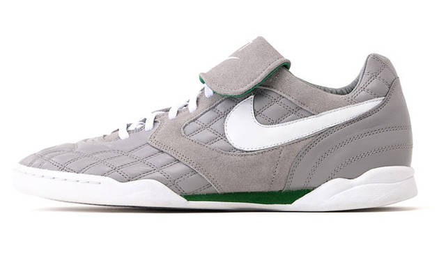 <b>ナイキ / ソフ｜NIKE / SOPH.</b>　期間限定ストア 「WRITE THE FUTURE」　モデル 「Brazil air zoom timpo」