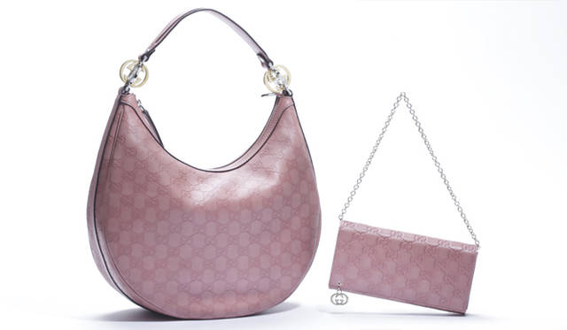 <b>GUCCI｜グッチ</b>　左から：GG Twins ホーボーバッグ 14万7000円、チェーンウォレット 7万1400円
