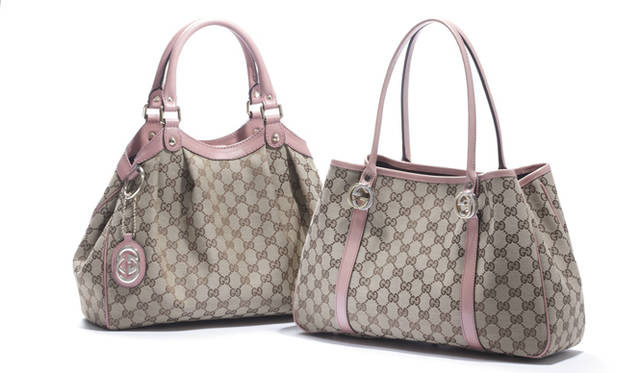<b>GUCCI｜グッチ</b>　左から：スーキー（SUKEY）バッグ 11万3400円、GG Twins トートバッグ 9万8700円