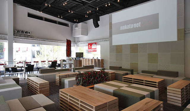<b>nakata.net cafe｜ナカタドットネットカフェ</b>　店内には250インチの大型スクリーンや46インチのモニター4台を設置