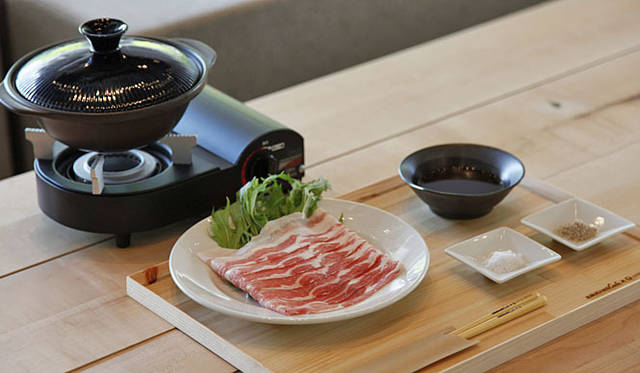 <b>nakata.net cafe｜ナカタドットネットカフェ</b>　沖縄県「我那覇畜産 やんばる島豚バラ肉」のしゃぶしゃぶ