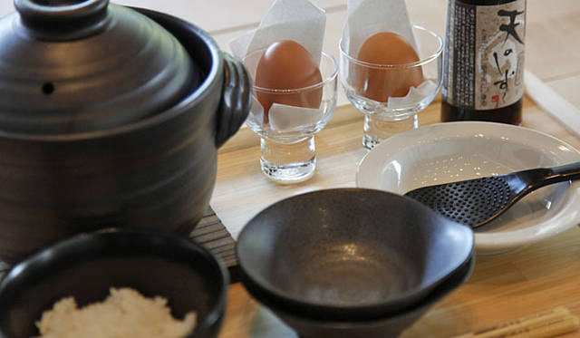 <b>nakata.net cafe｜ナカタドットネットカフェ</b>　大分県「西さん家のお米」と2種の卵（鳥取県「大江の郷の天美卵」／兵庫県「金田さん家の茜卵」）の卵かけご飯