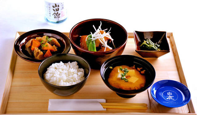 <b>nakata.net cafe｜ナカタドットネットカフェ</b>　和食膳「やんばる島豚バラ肉の角煮」（ランチメニュー）1000円