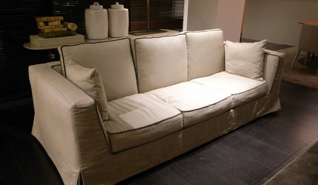 <b>ミラノサローネ2010｜MAXALTO（マクサルト） </b>　ソファ“LUTETIA VESTIS”。ベルベットのパイピングがアクセントに用いられている