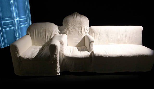 <b>ミラノサローネ2010｜Baleri （バレリ）</b>　「メゾン マルタン マルジェラ」が発表したソファ。製造はイタリアの「Baleri」が担当している