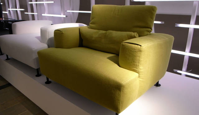 <b>ミラノサローネ2010｜Cassina （カッシーナ）</b>　キャスター付きも展開していた、ピエロ・リッソーニの“Aire”シリーズ。