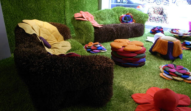 <b>ミラノサローネ2010｜Meritalia（メリタリア） </b>　市内のメリタリアのショールームに置かれた、ガエターノ・ペッシェのソファ“LA FIORITA”