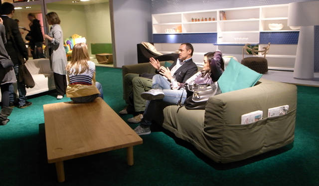 <b>ミラノサローネ2010｜Cappellini（カッペリーニ）</b>　新作。サイドに収納ポケットが付属する、ジャスパー・モリソンのソファ“CAMP”