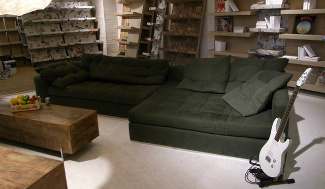 <b>ミラノサローネ2010｜environment</b>　軍用のキャンバス生地を張った「environment」の“Studio Sofa”
