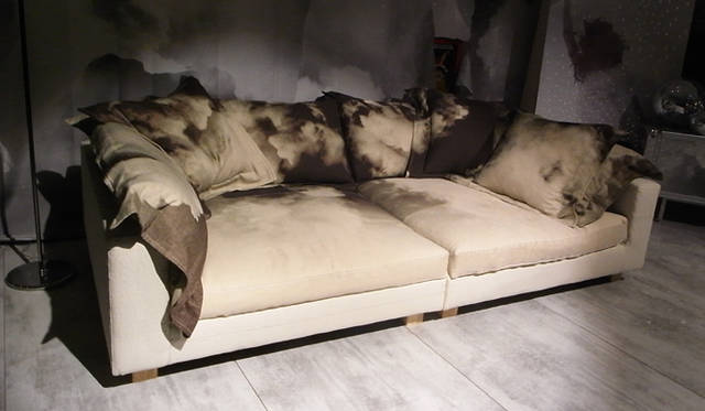 <b>ミラノサローネ2010｜diesel（ディーゼル）</b>　ディーゼルのソファ“nebula nine”。今年は生地にプリントした柄ものが新しく発表された