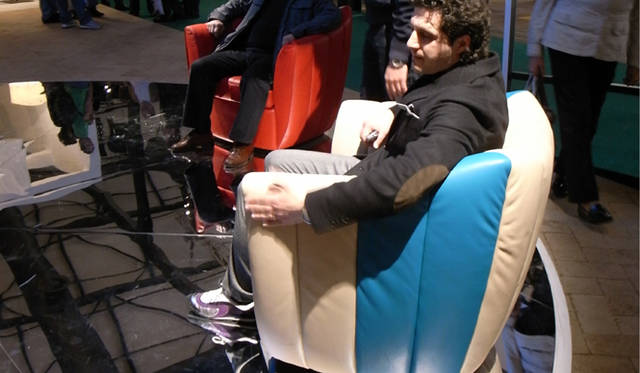 <b>ミラノサローネ2010｜Poltrona Frau（ポルトロナ・フラウ）</b>　1937年にデザインされた“Willy”の復刻版。単色もあるが、バイカラーが目をひいた