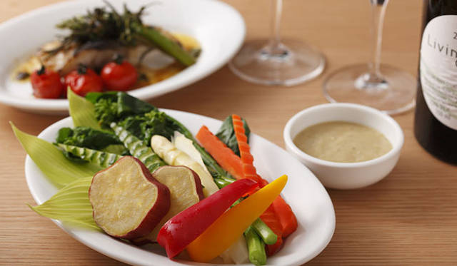 <b>uka｜ukafe</b>　ディナー＆バータイム 「季節野菜 バーニャカウダ」  1000円 ほか