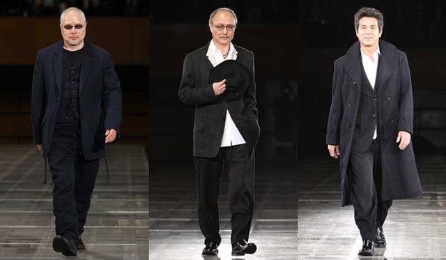 <strong>YOHJI YAMAMOTO｜ヨウジヤマモト　19年ぶりに東京でコレクションショーを開催<br />左からフォトグラファー 市毛 實、俳優 石橋蓮司、宇梶剛士</strong>