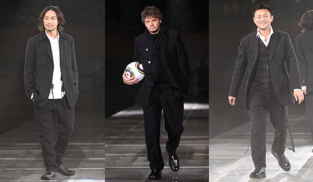 <strong>YOHJI YAMAMOTO｜ヨウジヤマモト　19年ぶりに東京でコレクションショーを開催<br />左から木倉将貴、FC琉球総監督 フィリップ・トルシエ、伊藤健志</strong>