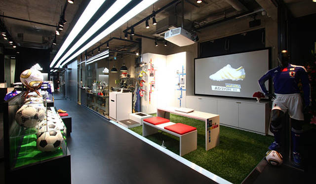 <b>adidas｜アディダス</b>　サッカーショップ加茂・原宿店地下1階 「adidasフロア」
