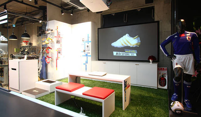 <b>adidas｜アディダス</b>　サッカーショップ加茂・原宿店地下1階 「adidasフロア」