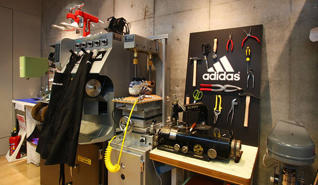 <b>adidas｜アディダス</b>　サッカーショップ加茂・原宿店地下1階 「adidasフロア」