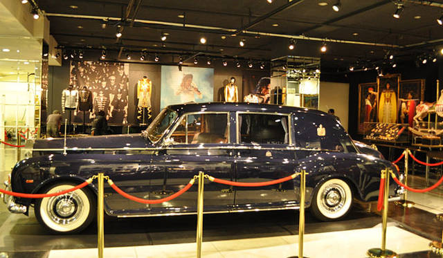 <b>MICHAEL JACKSON - The Official NEVERLAND Collection｜マイケル・ジャクソン ― オフィシャル ネバーランドコレクション</b><br><b>ロールス・ロイス ファントム リムジン（1967年）</b>　マイケルと彼の生涯の友であった女優エリザベス・テイラーは頻繁に、とても目立つ、自動車の歴史上もっとも古い車であるこのリムジンでロスアンジェルスをドライブした。© MICHAEL JACKSON ESTATE