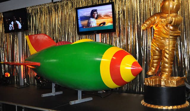 <b>MICHAEL JACKSON - The Official NEVERLAND Collection｜マイケル・ジャクソン ― オフィシャル ネバーランドコレクション</b><br><b>ロケット・シップ（1987年）</b>　この小道具は1990年グラミーにおいて「Best Short Form Music Video」を受賞した「リーブ・ミー・アローン」のミュージックビデオで使われたもの。ビデオのなかでマイケルはロケットシップで「スリラー」以降の彼のキャリアに基づいてつくられたアミューズメントパーク内を乗り回している。© MICHAEL JACKSON ESTATE