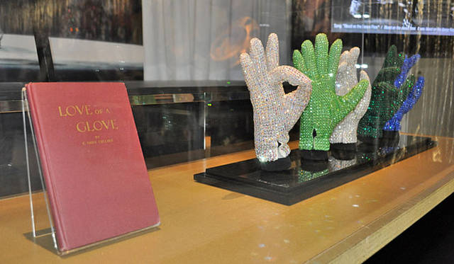 <b>MICHAEL JACKSON - The Official NEVERLAND Collection｜マイケル・ジャクソン ― オフィシャル ネバーランドコレクション</b><br><b>ラブ・オブ・ア・グローブ（1945年）</b>　コーディ・コリンズによって書かれたマイケル・ジャクソンの伝記には、マイケルのロマンス、伝説、片手グローブの歴史がどのように築かれたかが記されている。© MICHAEL JACKSON ESTATE