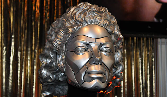 <b>MICHAEL JACKSON - The Official NEVERLAND Collection｜マイケル・ジャクソン ― オフィシャル ネバーランドコレクション</b><br><b>ムーンウォーカー（1988年）</b>　ジョー・ペジ扮するMr.Bigを打ち負かすロボットへと変貌したこの作品で、マイケルはひとつのプロジェクトごとに顔から光を放つなどスペシャルエフェクツを使用した。© MICHAEL JACKSON ESTATE