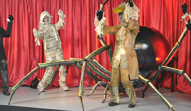 <b>MICHAEL JACKSON - The Official NEVERLAND Collection｜マイケル・ジャクソン ― オフィシャル ネバーランドコレクション</b><br><b>「This is it」用小道具（2009年）</b>　「This is it」コンサート用につくられた小道具。「スリラー」のパフォーマンスで登場した巨大な蜘蛛のなかには操縦士がステージを運転できるようなスペースがある。© MICHAEL JACKSON ESTATE