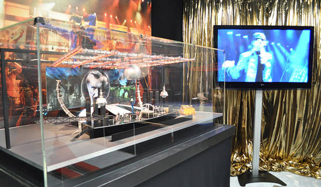 <b>MICHAEL JACKSON - The Official NEVERLAND Collection｜マイケル・ジャクソン ― オフィシャル ネバーランドコレクション</b><br><b>「This Is It」のステージモデル（2009年）</b>　このスケールモデルは、特殊効果、照明、小道具などのステージに必要なことを決めるために使われた。© MICHAEL JACKSON ESTATE