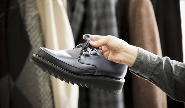 <b>SUKEZANE Tomoki｜トモキ倶楽部</b>　ジョージ・コックスとのコラボレーションシューズ。足元にボリュームをもたせるシャークソール。靴4万7250円（JOHN LAWRENCE SULLIVAN）