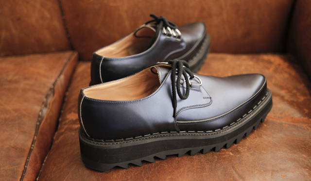 <b>SUKEZANE Tomoki｜トモキ倶楽部</b>　ロカビリーやパンクのディテールはあえて外し、アッパーをよりオーセンティックなものに近づけた。靴4万7250円（JOHN LAWRENCE SULLIVAN）