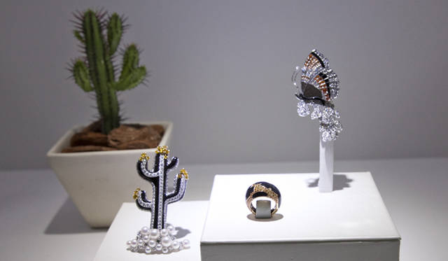 オニキスを用いたコレクション。いちばん右が、カリフォルニアに生息する白黒の蝶を描いた「カリフォルニア シスター」（ホワイトとグレー ダイヤモンド×マンダリン ガーネット×イエロー サファイア×グレー マザーオブパール）×オニキス、1848万円） 