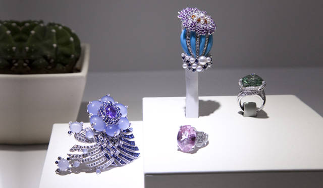 カリフォルニアの花をイメージしたジュエリーの展示。