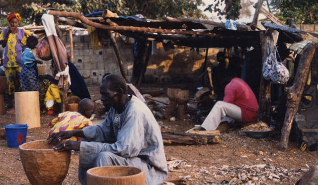 Twiggy｜ジャンベ（民族楽器）の皮をはる風景