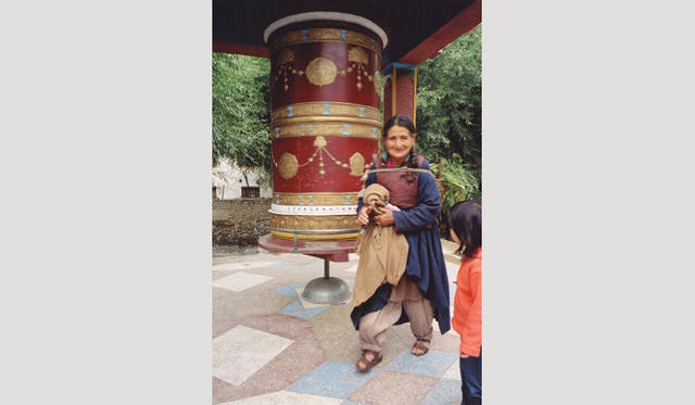 Twiggy｜ラダックのホテル「omasila」の前にあるマニ車（チベット語ではマニコロ）。これを１週で般若心経を1回あげたことになる、と聞きました。