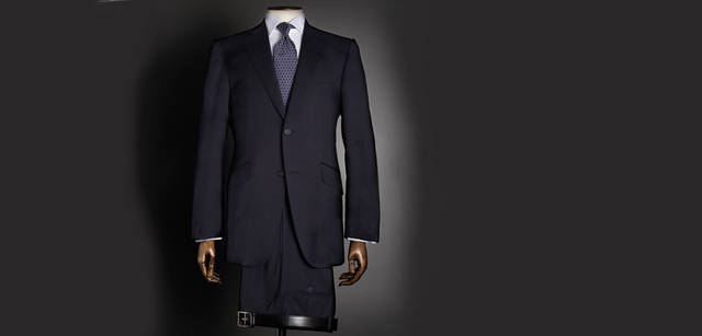 <b>dunhill｜ダンヒル</b><br />スーツ 19万9500円（限定150着。納期はオーダー後約8週間） ※トラウザーズは1プリーツも